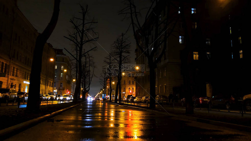 在大城市和黄下的街道上美丽的夜晚有移动的汽图片