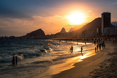Copacabana海滩的日落景图片
