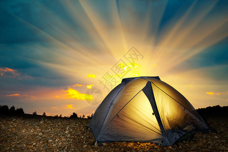 夜间在恒星下面的有光化黄色露营帐篷Instagra图片