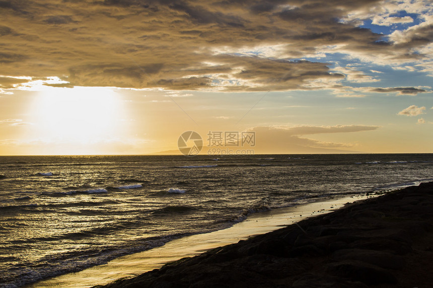 南毛伊岛海滩上的黄色日落图片