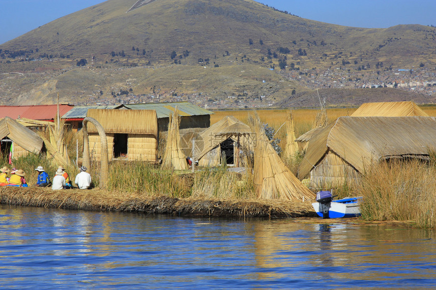 秘鲁提喀卡湖上漂浮的乌罗斯群岛图片