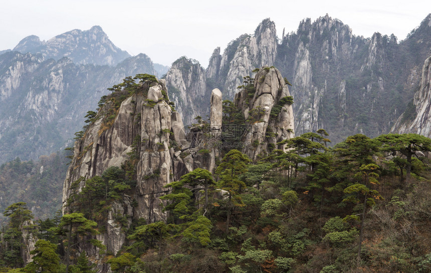 在黄山相互堆叠的图片