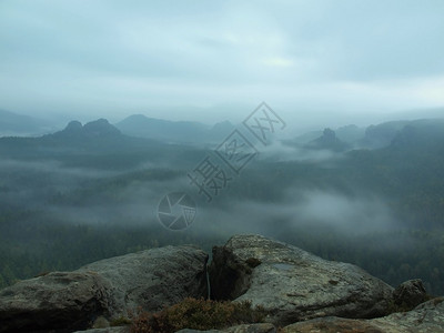 梦幻般的朦胧景观雄伟的山峰斩光雾霭深谷弥漫着五彩的雾气图片