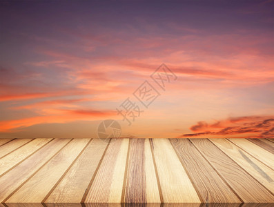 木林阳台的日落照亮了一图片