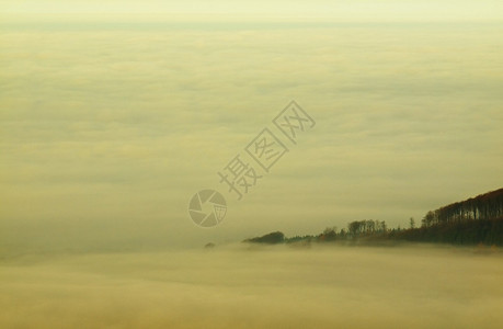 波希米亚美丽山丘的秋天日出山峰因雾化而升高雾因阳光照耀而变图片