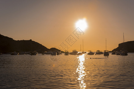 宁静的场景日落时在港口的帆船伊比图片