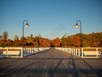秋天风景的格丁尼亚市码头图片
