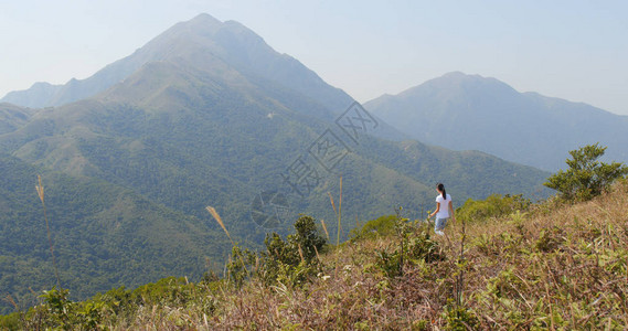 女人去山里远足图片