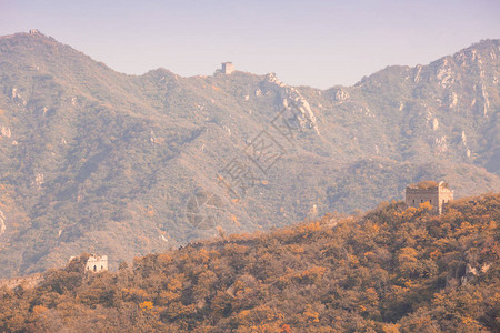 秋天的长城在林山中图片