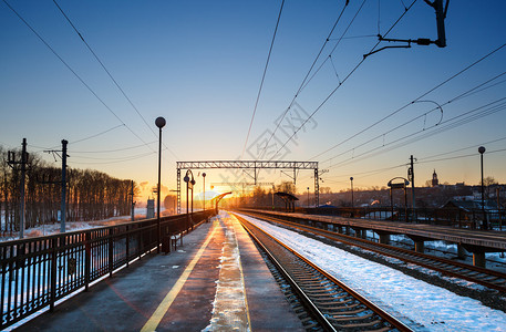 日落前的火车站景色图片