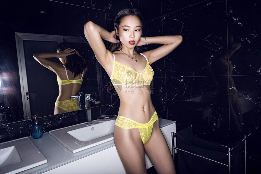 穿黄色蕾带内衣的亚洲模特儿在图片