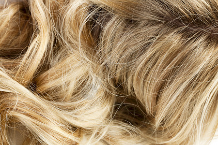 一个女人的波浪形头发的宏观图像图片