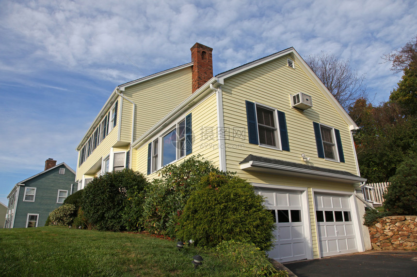 黄色新英格兰风格殖民地房子图片