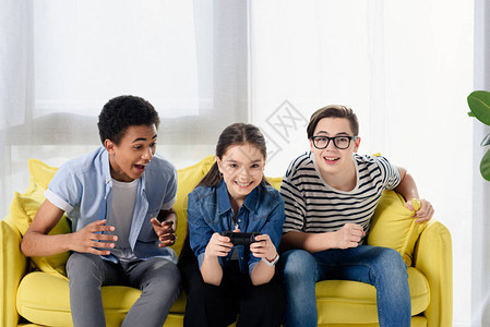 支持朋友在家玩游戏的朋友的青少年儿童家庭文图片