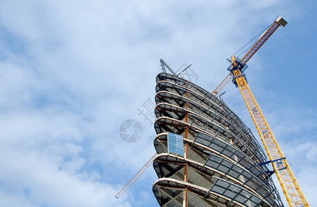 在晴朗的天空日用黄色起重机建造图片