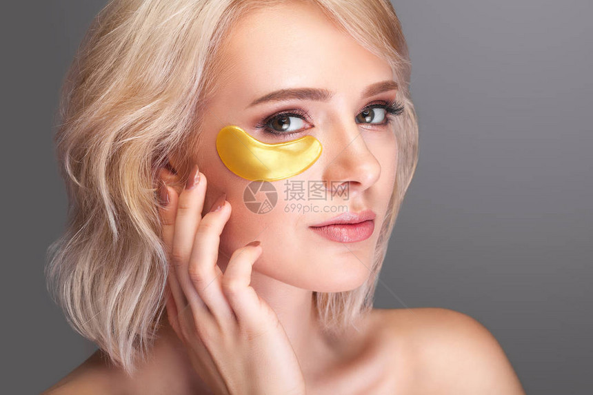 自然妆容和新鲜面部皮肤上的金胶原蛋白补图片