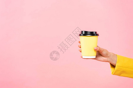 以粉色隔离的黄色可支配咖啡杯中女图片
