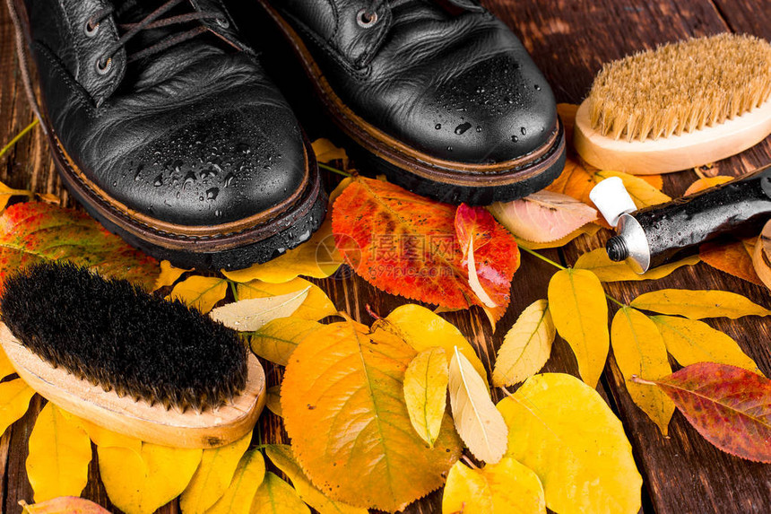 木本底黑色靴子配有秋叶擦洗设备图片