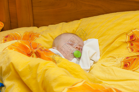 睡在大床上的女婴图片