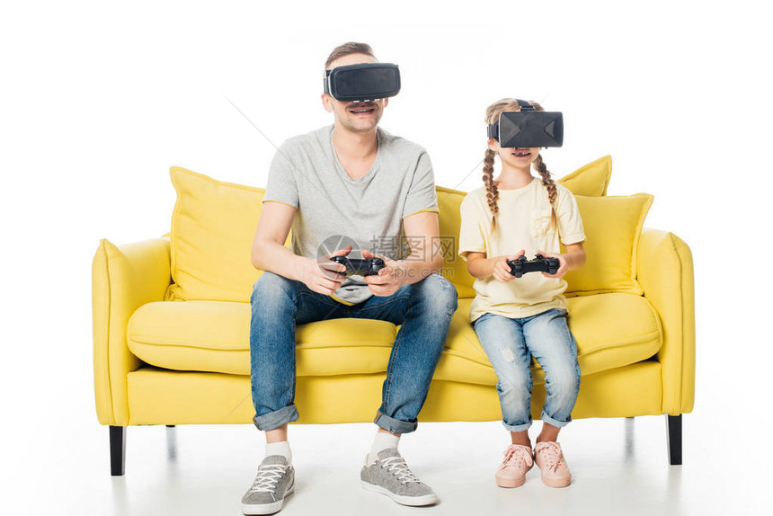 在虚拟现实头耳机中的家庭玩电子游戏图片
