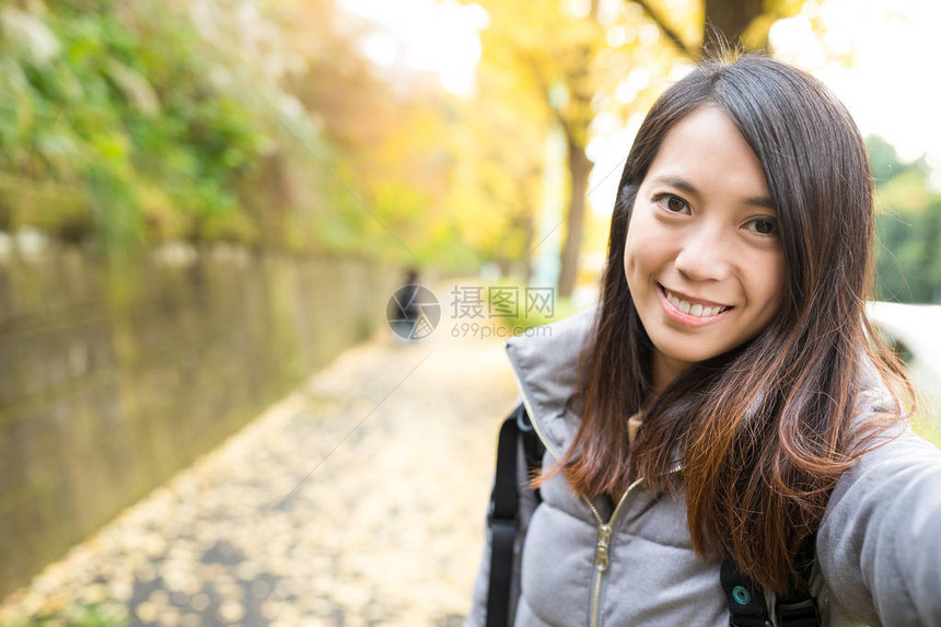 秋季自拍的女人图片