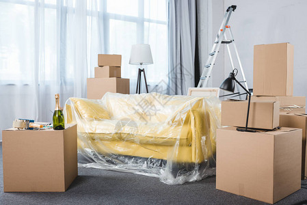 搬迁期间空荡的客厅里有沙发和成堆的盒子图片