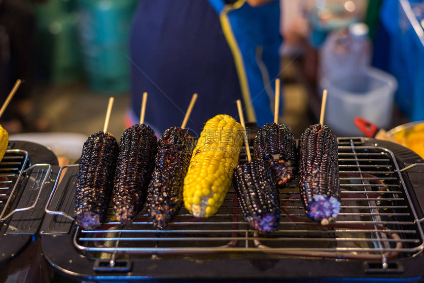 在泰国街头食品市场或餐厅出售的烤或玉米和紫玉米图片