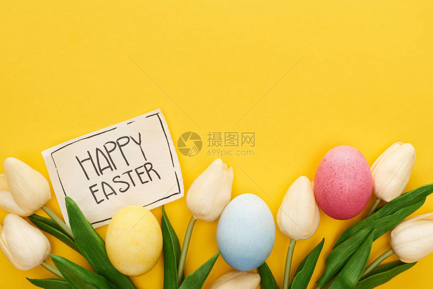 复活节鸡蛋郁金香和贺卡的顶部视图图片
