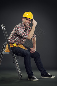 建筑工人坐在梯子上图片