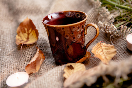 秋叶时茶杯图片