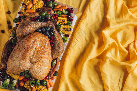 食用黄桌布感恩节假日概念的桌面上的烤节火鸡和图片