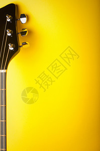黄色背景中的吉他指板图片