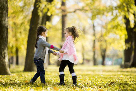 秋天公园的两个小女孩图片