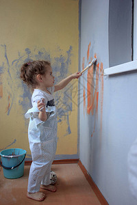 小孩喜欢画刷油漆用彩漆帮助翻图片