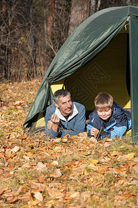 父亲和儿子在秋图片