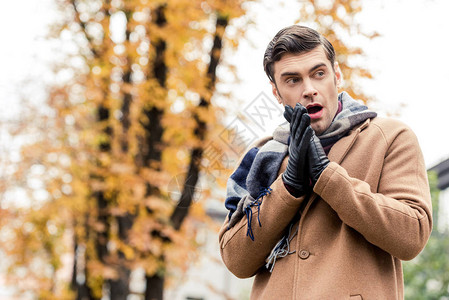 秋天街上衣冠冰冻的有吸引力的时尚男图片