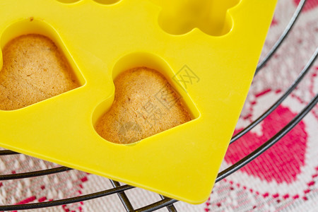 黄硅胶模具中的香草海绵饼心图片