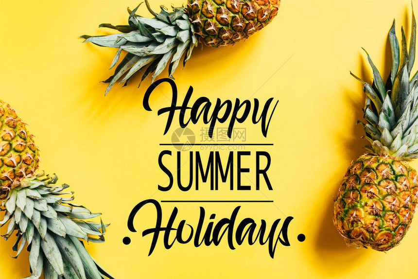 黄背景的新鲜美味菠萝和快乐的暑假插图图片
