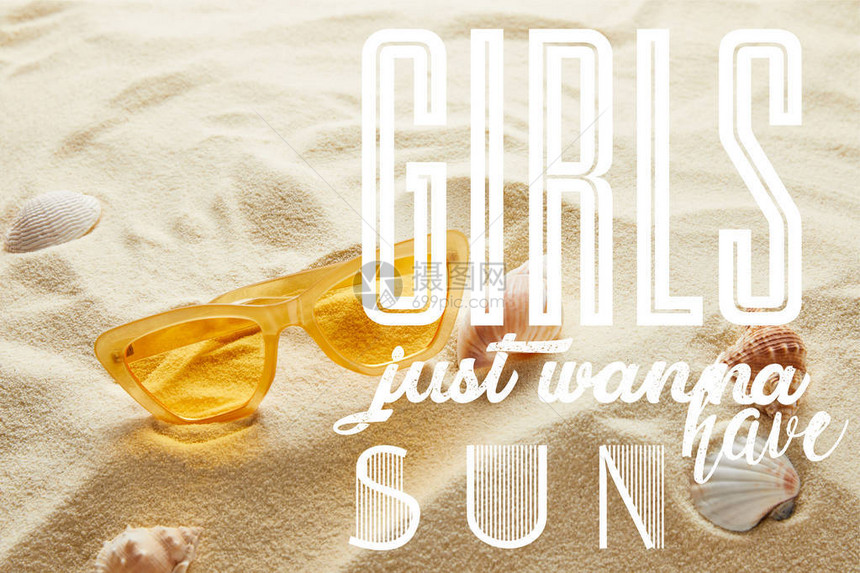 沙滩上黄色的时尚太阳镜有贝壳还有女孩图片