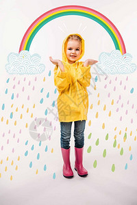 穿着黄色雨衣和橡胶靴的小孩图片