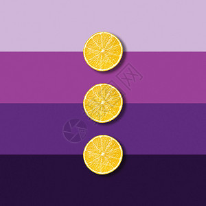 三个柠檬水果切片在电动紫色背景抽象图片