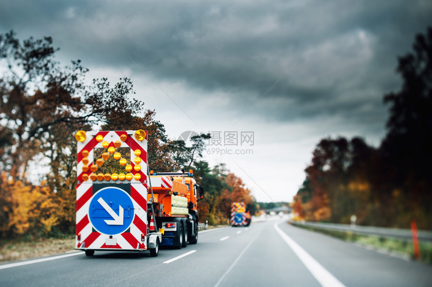 高速公路紧急安全卡车连续在高速公路上闪烁着大警告标志图片