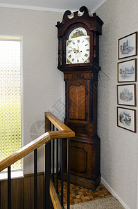 靠墙立着一个旧的Longcase时钟图片