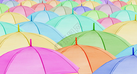 背景与多彩姿的雨伞图片