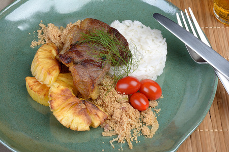 巴西土豆牛肉加木薯烤面包木图片
