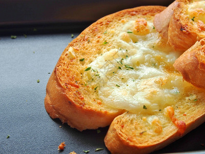一盘大蒜面包配奶酪的特写镜头图片
