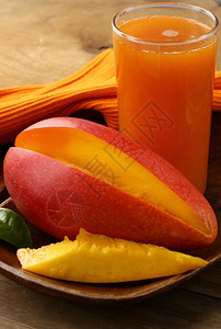 新鲜芒果汁和芒果实图片