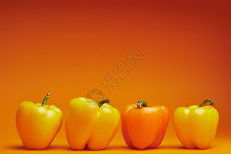 橙色本底新鲜有机胡椒图片