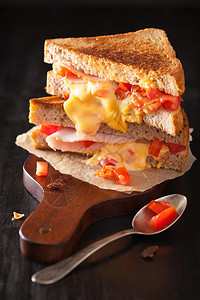 烤奶酪三明治配火腿和番茄图片