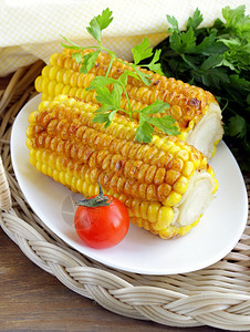 黄色烤玉米鲜美配菜图片